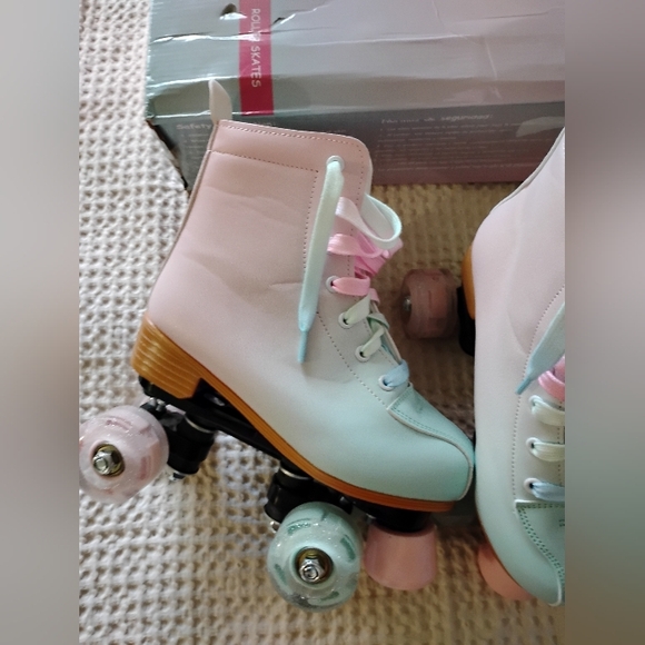 Roller Skates With Lights For Girls💖 - Picture 4 of 7